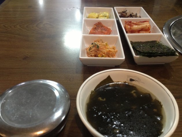 わかめスープとご飯とおかず